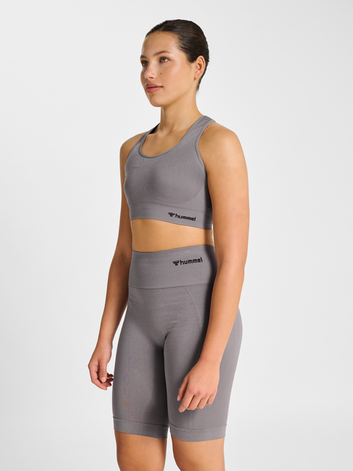 hmlTIF SEAMLESS SPORTS TOP, SHARK, model