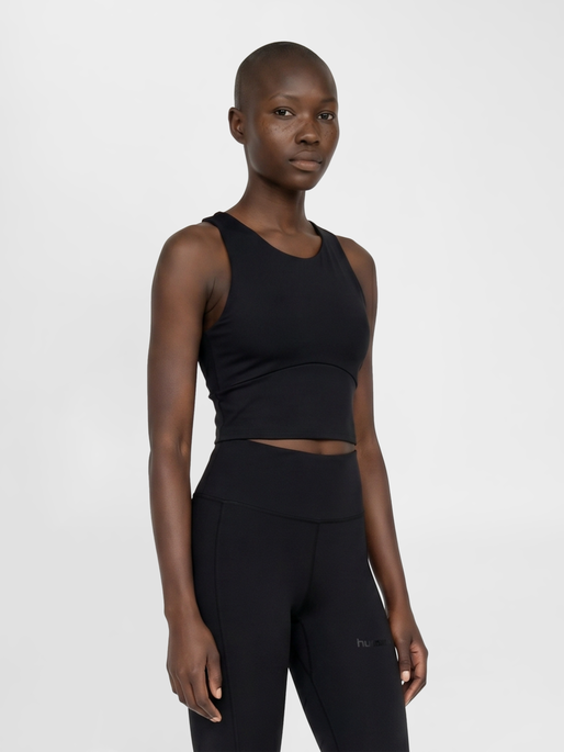 hmlPULSE MEDIUM SUPPORT BRA TOP, BLACK, model