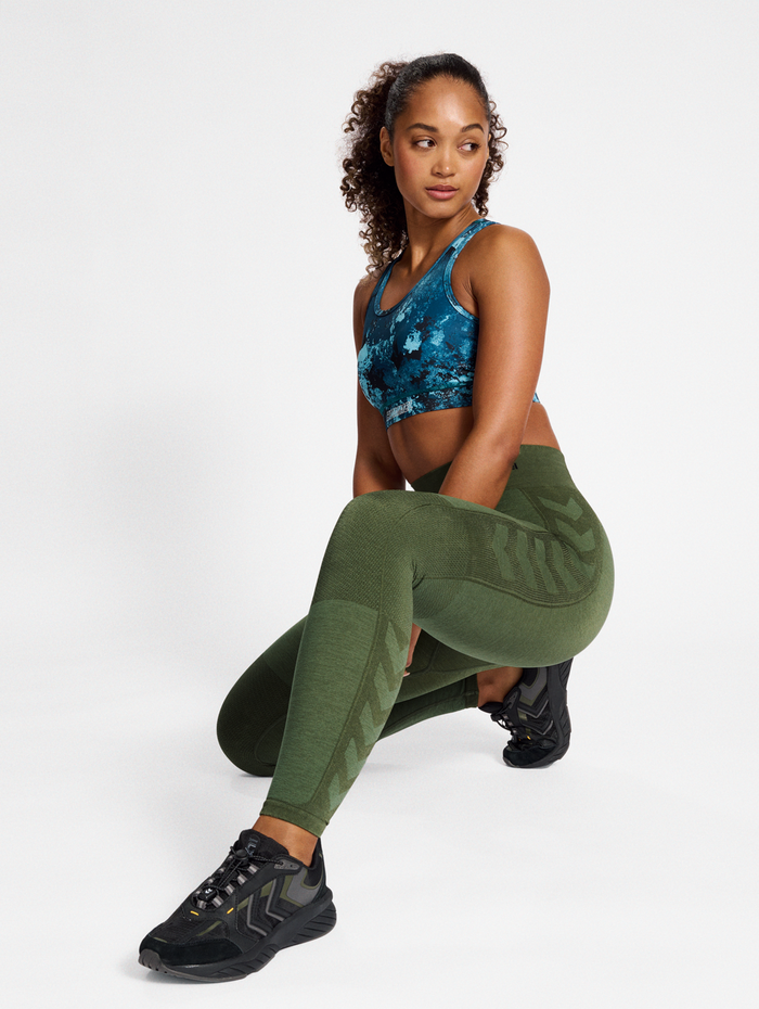 hmlCLEA SEAMLESS MID WAIST TIGHTS, CLIMBING IVY/BEETLE MELANGE, model