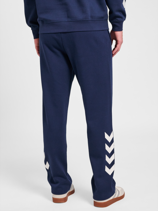 hmlSW CHEVRON ATHLETIC SWEAT PANTS, DRESS BLUES, model