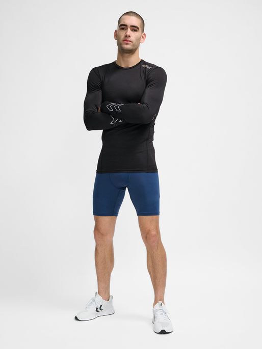 hmlTE TOPAZ TIGHT SHORTS, INSIGNIA BLUE, model