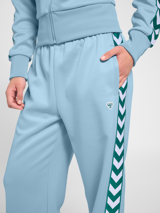 Baggy Logotape Trackpants, LIGHT BLUE/TEAL, model