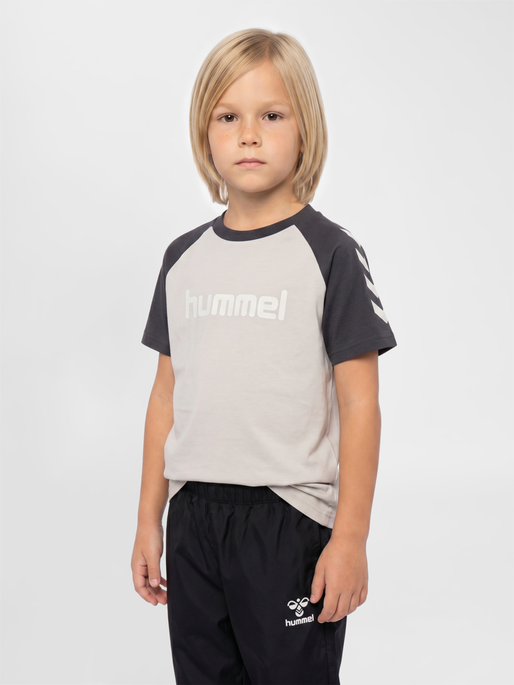 hmlJR LOGO T-SHIRT S/S, EBONY, model