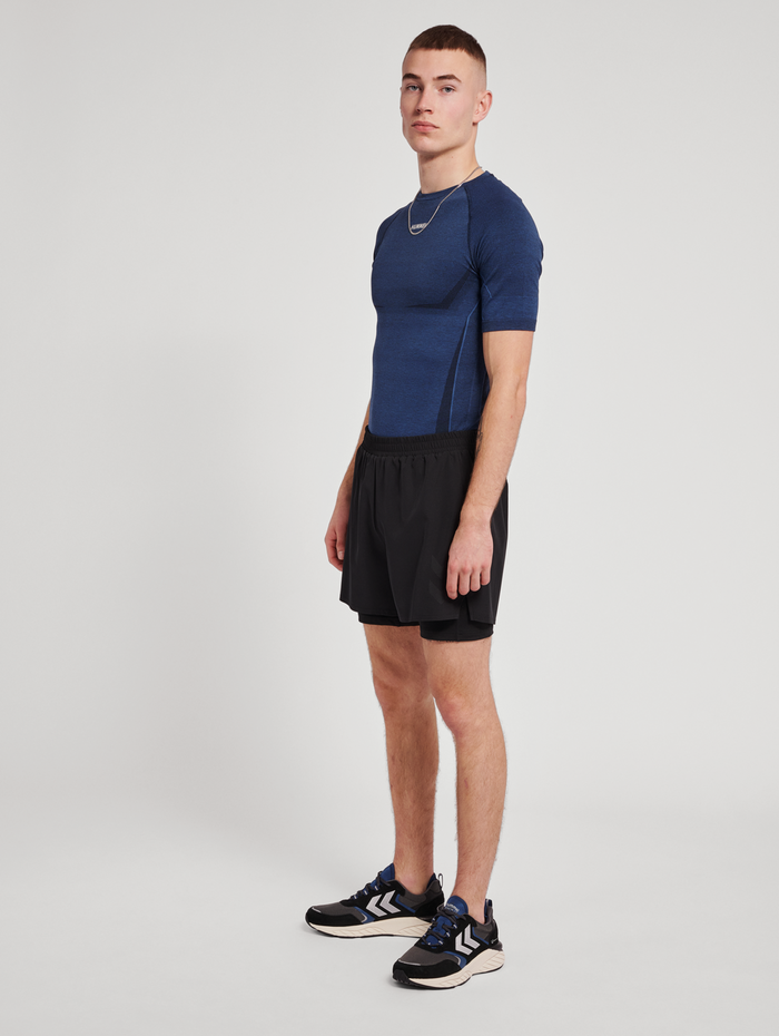 hmlTE MIKE SEAMLESS T-SHIRT, INSIGNIA BLUE/BLACK MELANGE, model