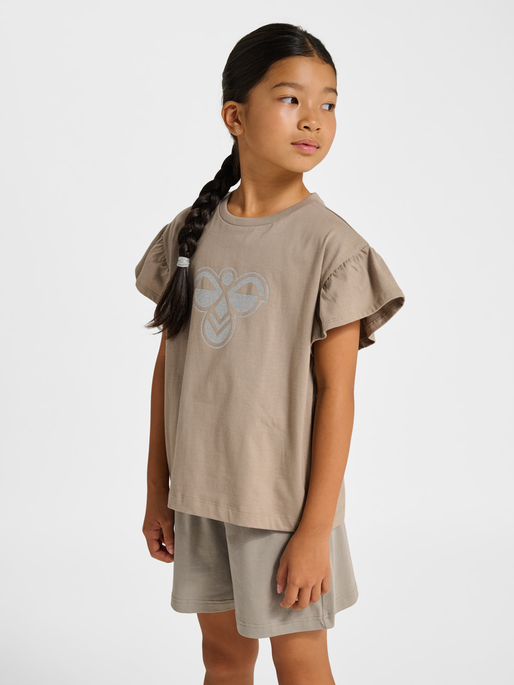 hmlJR RUFFLE T-SHIRT SS BIG BEE, ROCK RIDGE, model