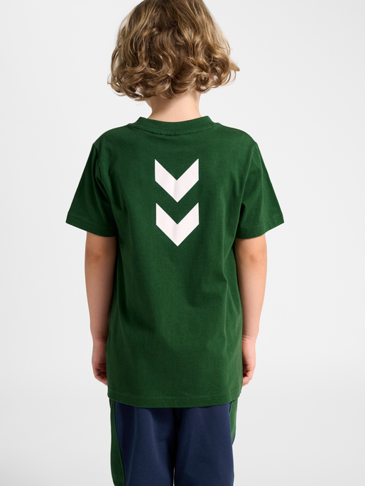 hmlJR GRAPHIC 1923 T-SHIRT S/S, DARK GREEN, model