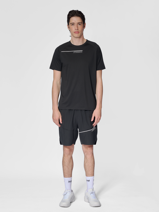 hmlCOURT LIGHT WEIGHT T-SHIRT, BLACK, model