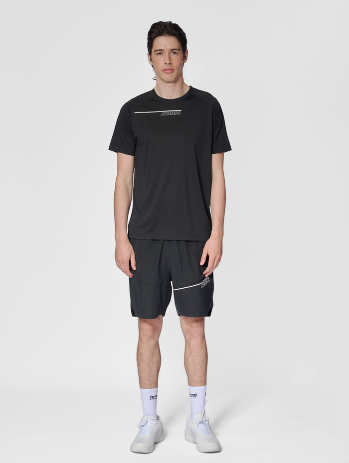 hmlCOURT LIGHT WEIGHT T-SHIRT, BLACK, model