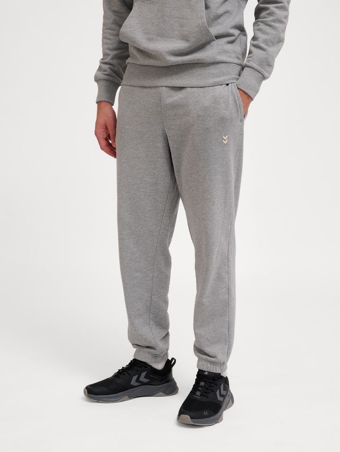 hmlPULSE SWEAT PANTS, GREY MELANGE, model