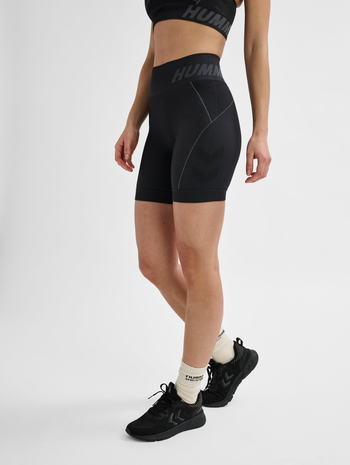hmlTE CHRISTEL SEAMLESS SHORTS, BLACK, model