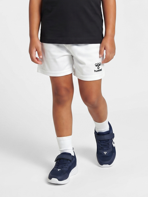 hmlESSENTIAL SHORTS KIDS, WHITE, model