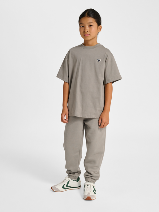 hmlJR LOOSE T-SHIRT S/S BEE, ROCK RIDGE, model