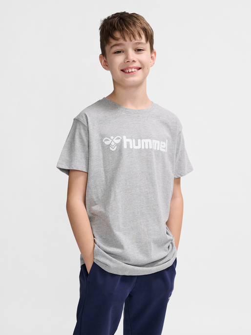 hmlGO 2.0 LOGO T-SHIRT S/S KIDS, GREY MELANGE, model