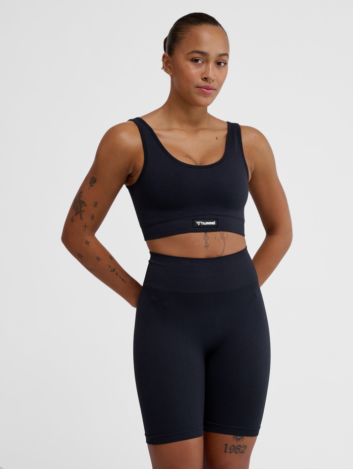 hmlALIVE SEAMLESS BRA, BLACK, model