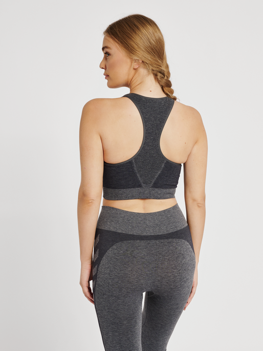 hmlCOCO SEAMLESS SPORTS TOP, ASPHALT, model