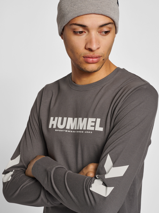 hmlLEGACY T-SHIRT L/S, BLACKENED PEARL, model