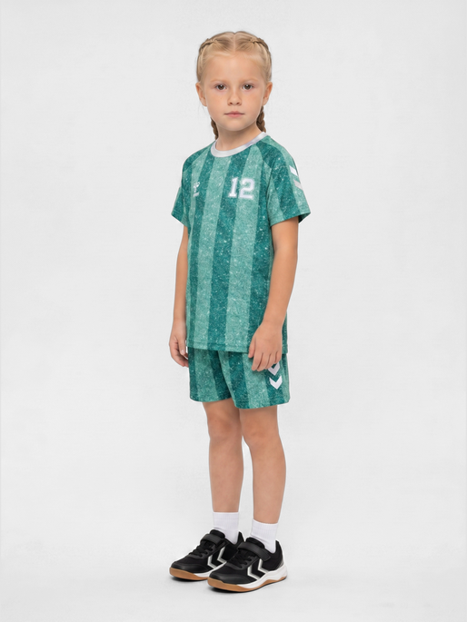 hmlSHIMMER T-SHIRT S/S, JUNE BUG, model