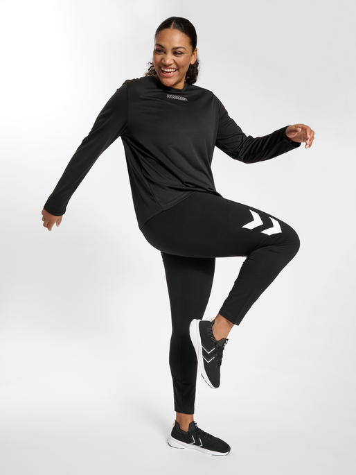 hmlTE CURVY T-SHIRT L/S PLUS, BLACK, model