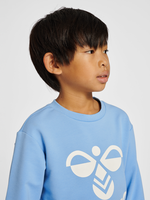 hmlDOS SWEATSHIRT, DUSK BLUE, model