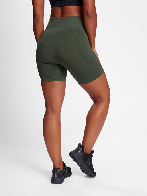 hmlTIF SEAMLESS SHORTS, CLIMBING IVY, model