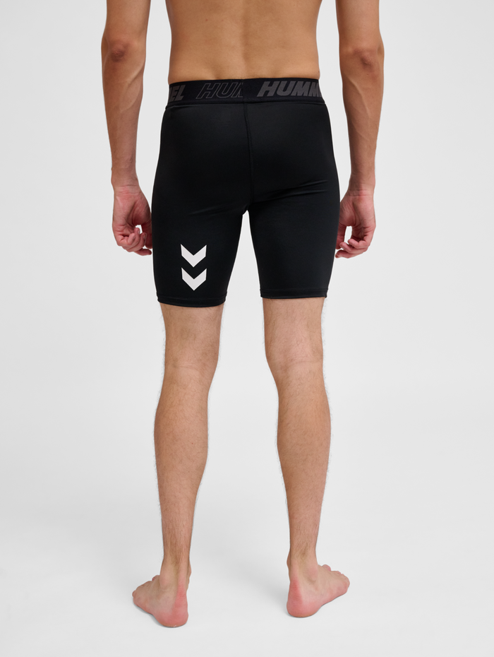 hmlTE TOPAZ TIGHT SHORTS, BLACK, model