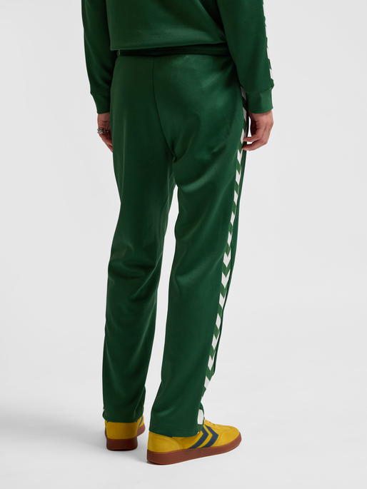hmlARCHIVE REGULAR POLY PANTS, EDEN, model