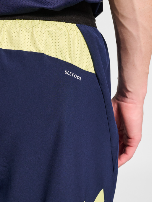 hmlBLAZE 2.0 TRAINING SHORTS, MARINE/SHADOW LIME, model