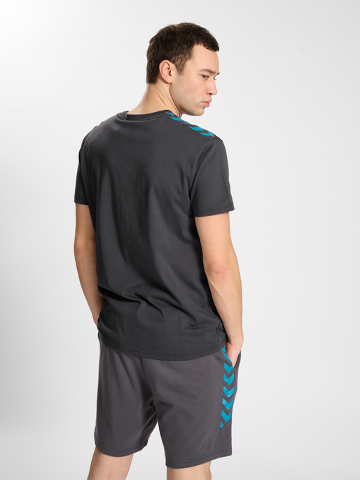 hmlSTALTIC COTTON T-SHIRT S/S, MAGNET, model
