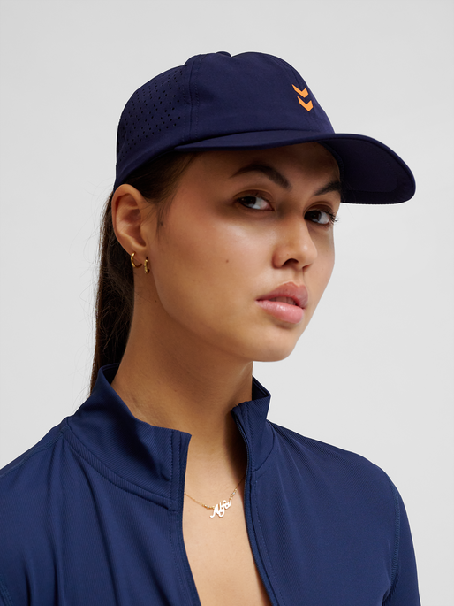 hmlFAST SPORTS CAP, DRESS BLUES, model
