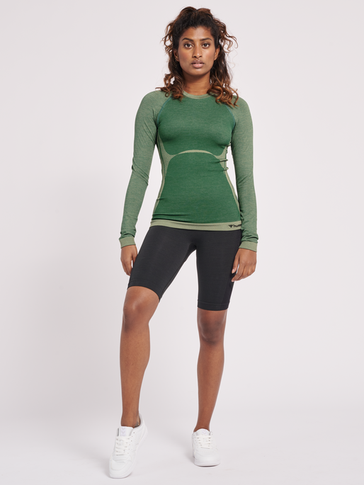 hmlCLEA SEAMLESS TIGHT T-SHIRT L/S, LAUREL WREATH, model