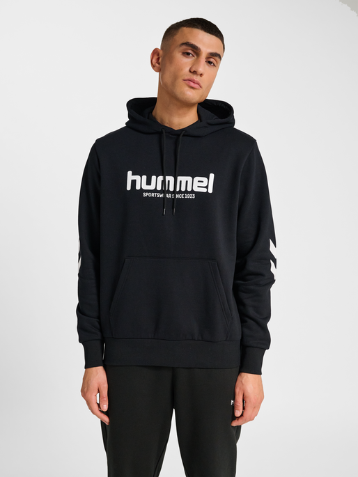 hmlLEGACY 2.0 HOODIE, BLACK, model