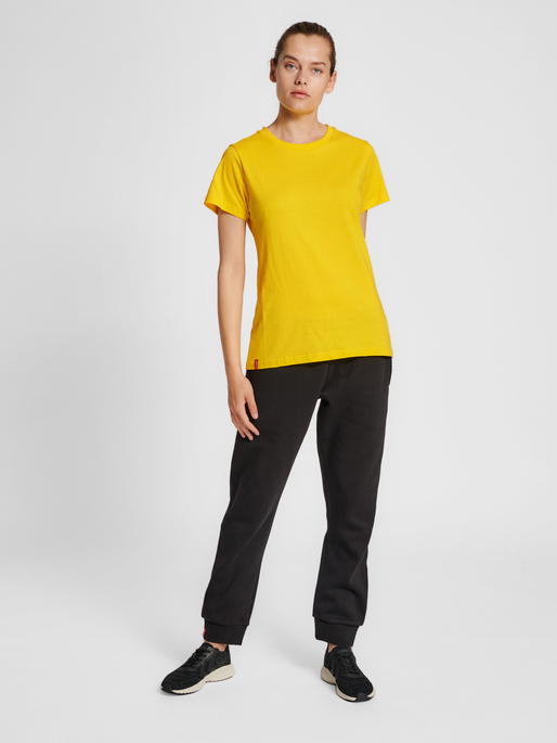 hmlRED BASIC T-SHIRT S/S WOMAN, EMPIRE YELLOW, model