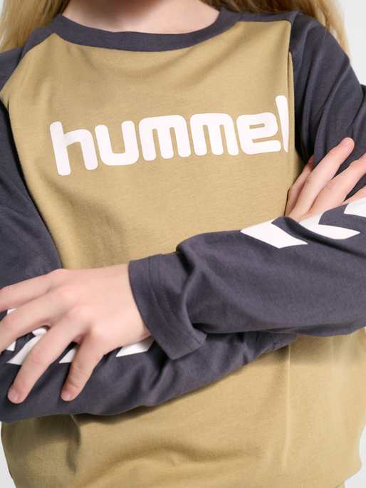 hmlJR LOGO T-SHIRT L/S, CORNSTALK, model