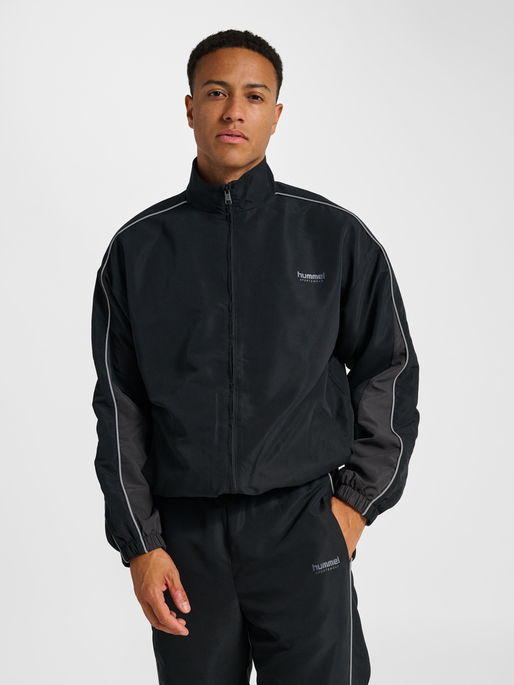 hmlLOOSE TRACK JACKET TOPSCORER, BLACK/EBONY, model