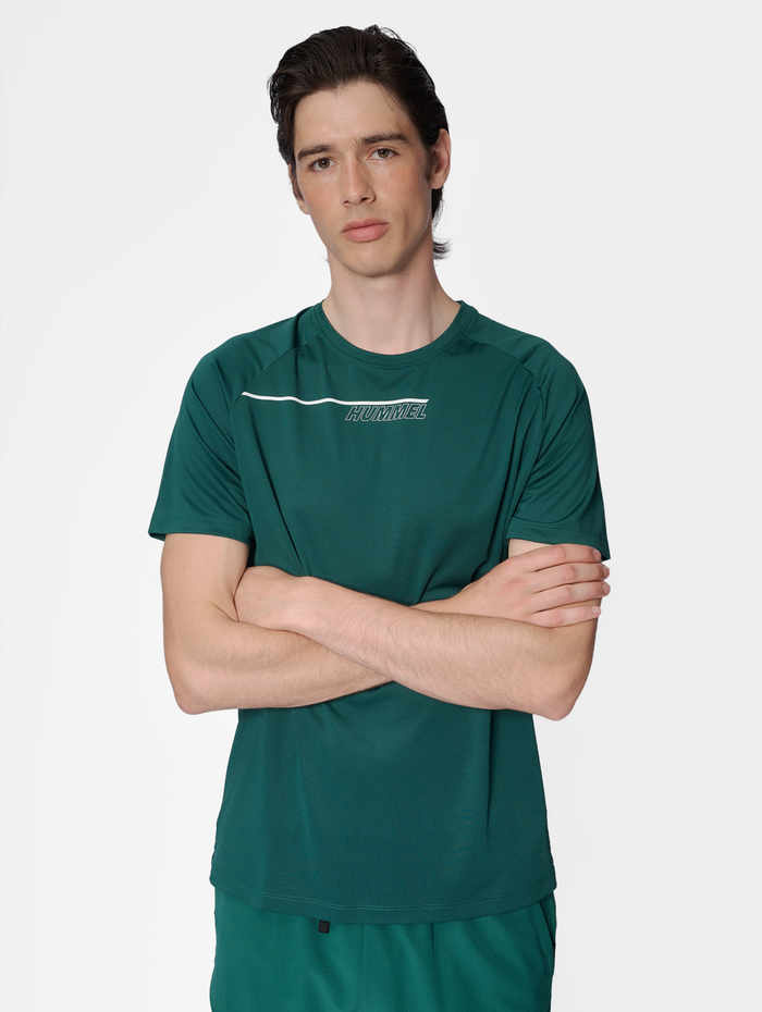 hmlCOURT LIGHT WEIGHT T-SHIRT, RAIN FOREST, model