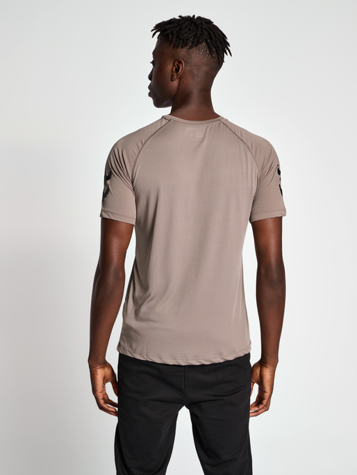hmlMT BOW T-SHIRT, DRIFTWOOD, model