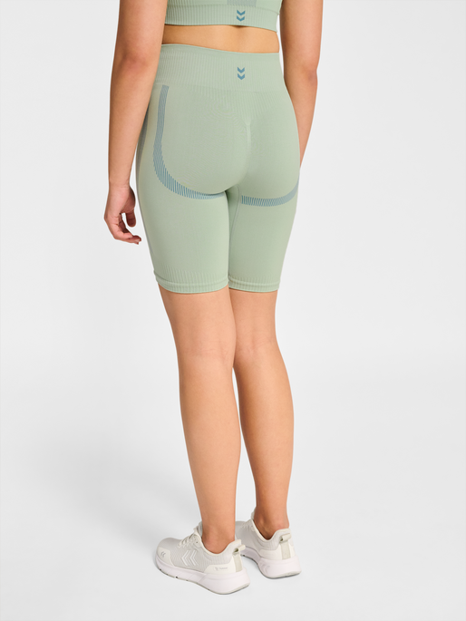 hmlHIIT SEAMLESS SHORT TIGHTS, FROSTY GREEN, model