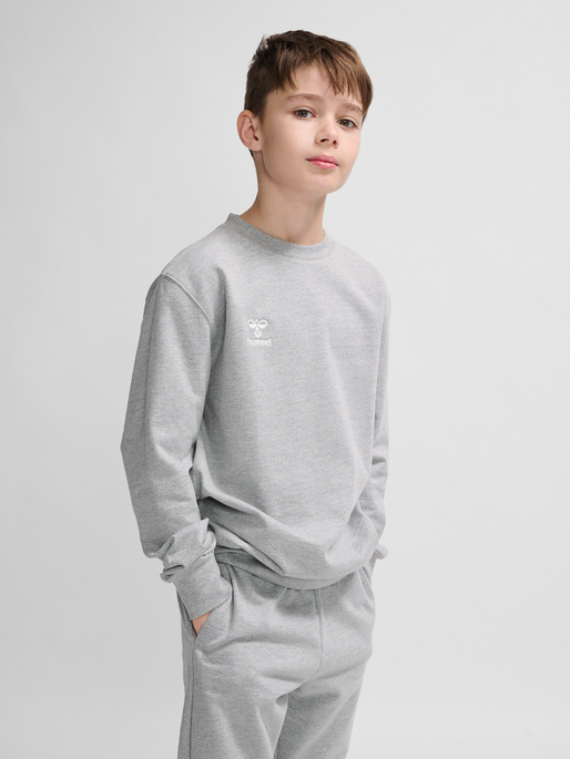 hmlGO 2.0 SWEATSHIRT KIDS, GREY MELANGE, model