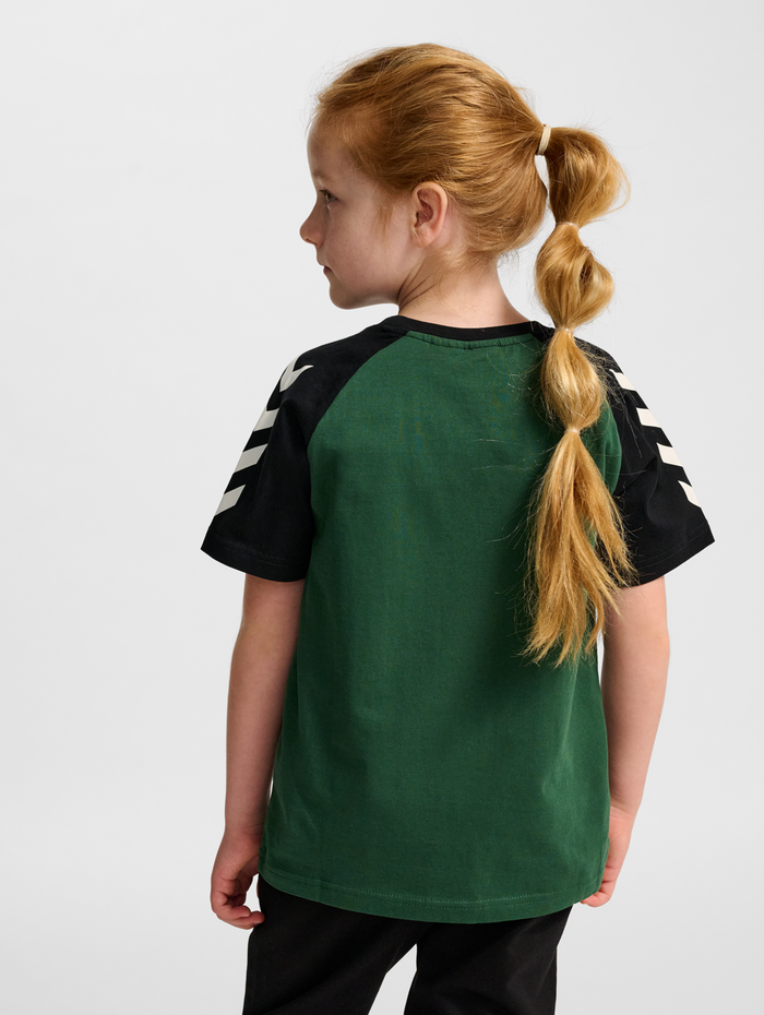 hmlJR LOGO T-SHIRT S/S, DARK GREEN, model