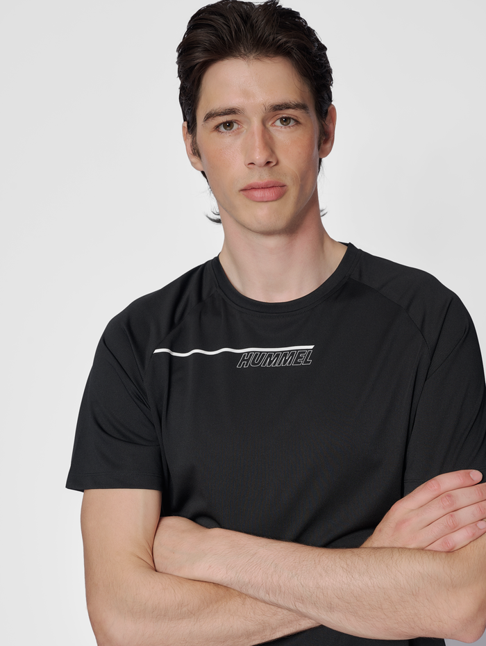 hmlCOURT LIGHT WEIGHT T-SHIRT, BLACK, model