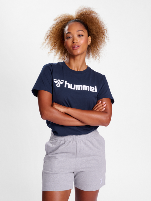 hmlGO 2.0 LOGO T-SHIRT S/S WOMAN, MARINE, model