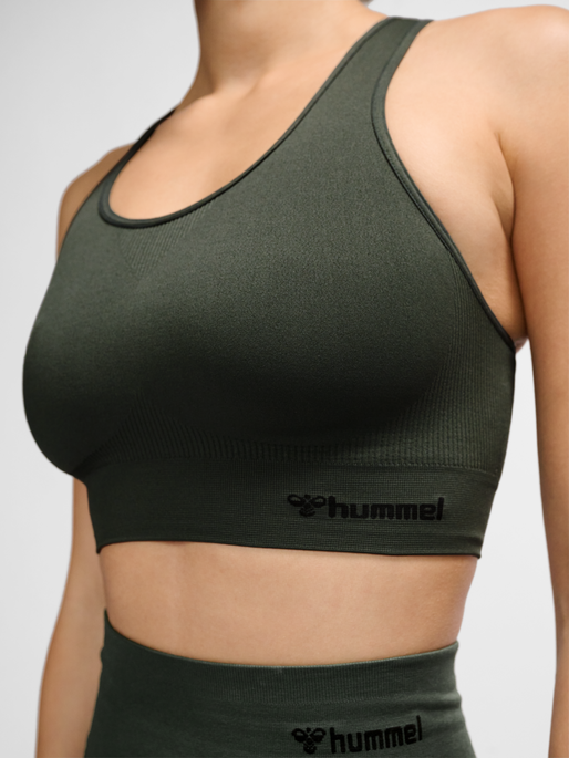 hmlTIF SEAMLESS SPORTS TOP, CLIMBING IVY, model