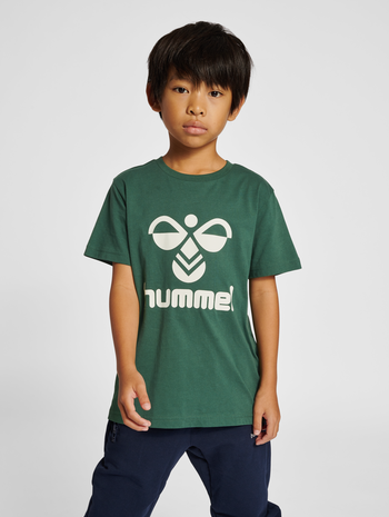 hmlTRES T-SHIRT S/S, PINENEEDLE, model