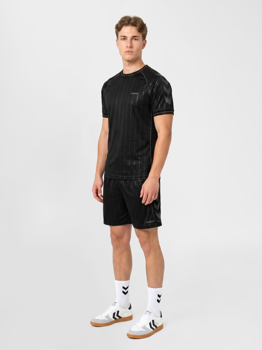 hmlPITCH T-SHIRT S/S, BLACK, model