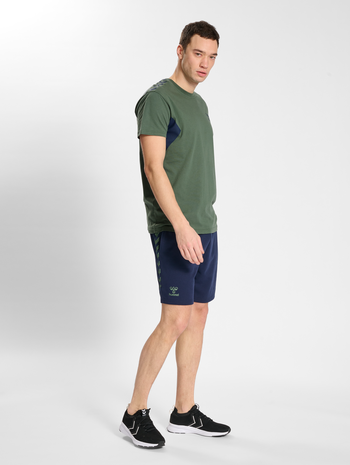 hmlSTALTIC COTTON T-SHIRT S/S, DUCK GREEN, model