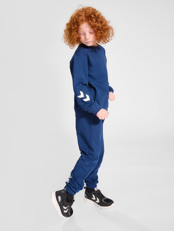 hmlVENTI TRACKSUIT, DARK DENIM, model