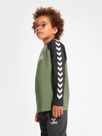 hmlBOYS T-SHIRT L/S, OIL GREEN, model