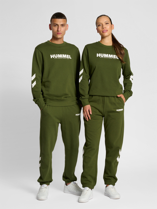 hmlLEGACY SWEATSHIRT, RIFLE GREEN, model