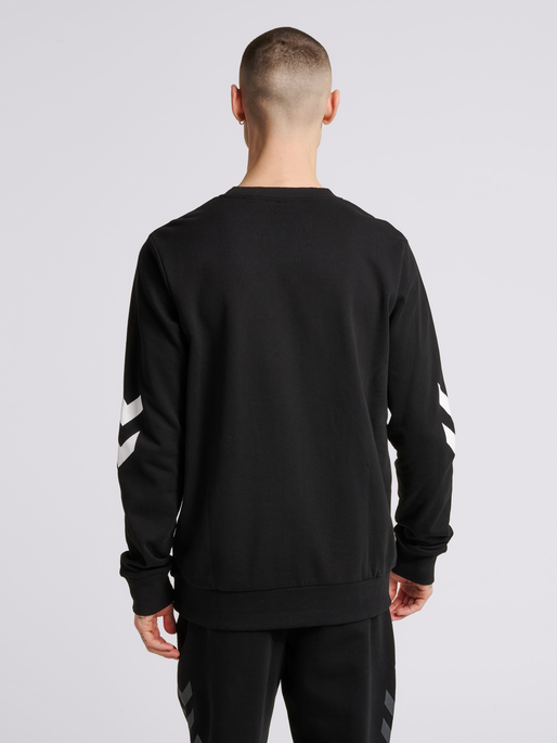 hmlLEGACY SWEATSHIRT, BLACK, model