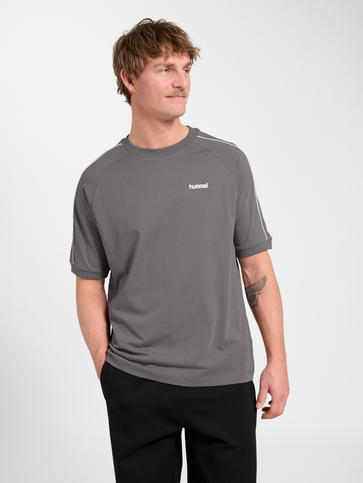 hmlCLUB REST DAY T-SHIRT S/S, CHARCOAL GRAY, model